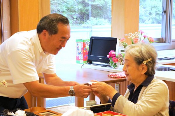 社長の中村より感謝の気持ちを込めて手づからお渡ししました。