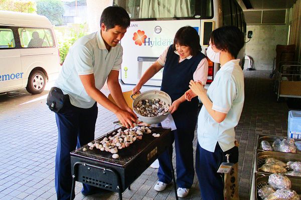 石を置いて、炭をおこし、じっくりじんわり火を通す、本物の石焼芋です。