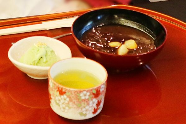 白玉栗ぜんざい。小豆から炊いております。小豆は、前日から水に浸し、硬さや甘さの調節に気を付けました。