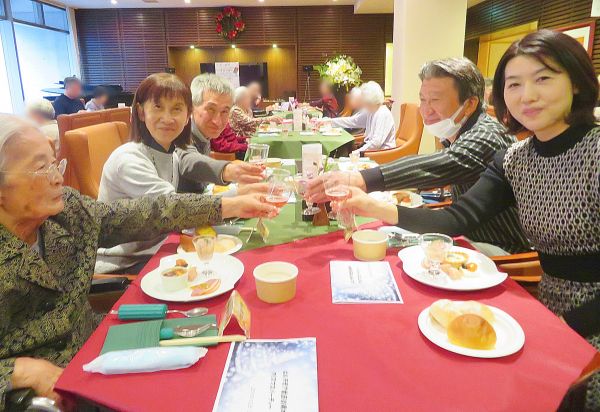 談笑に満ちたクリスマスパーティーのお食事