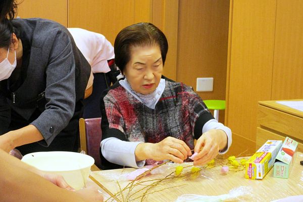 ご入居者が一つ一つお餅を枝につけて、繭玉を作ってくださいました。