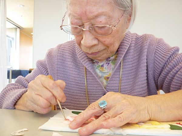 手工芸を楽しむおしゃれで素敵なご入居者のみなさま