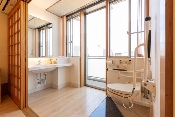 窓辺に配置したお手洗いはヒルデモアの特徴の一つ。明るい場所、ベッドから近い所に配置することで自立を促します。