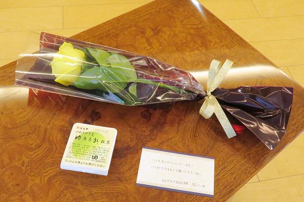 老舗の和菓子屋が高齢者用に開発した羊羹と、「オールドローズ」というおしゃれなバラを、感謝を込めたメッセージカードを添えてお送りしました。