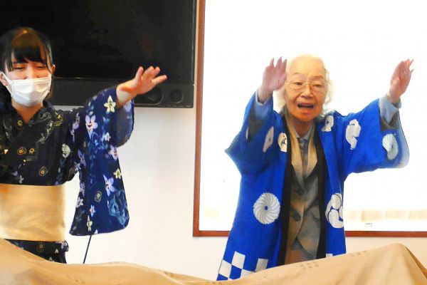 納涼祭「人が宙に浮く！？マジック」