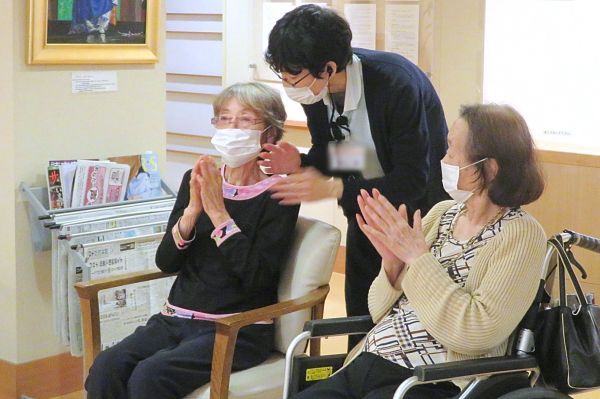 赤チーム・青チームに分かれて、ボッチャ大会を開催しました