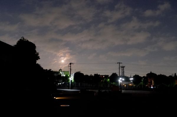 周囲の雲がやわらかい月の光に照らされて、とても美しい光景でした。