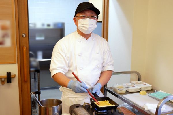 公式 目の前で焼き上げます 熱々ふわふわ玉子焼き トピックス 介護付き有料老人ホーム ヒルデモア ヒュッテ 東京海上日動ベターライフサービス株式会社