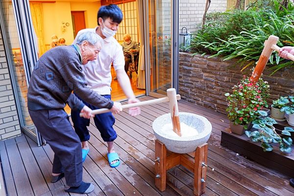 ご入居者・スタッフで協力し、鏡餅用の餅をつきました