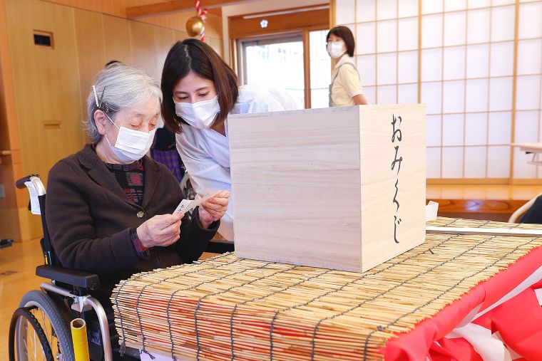 スタッフが巫女さんの衣装を来てお出迎え！おみくじを引いていただきました。