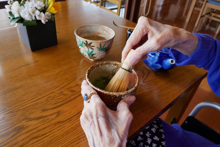 ご自身でお茶を点てられるご入居者もいらっしゃいました  