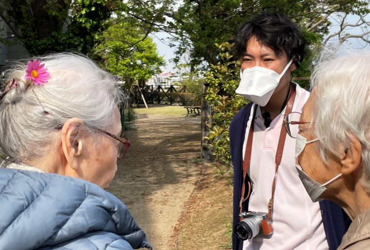 春の庭園にて土弄り