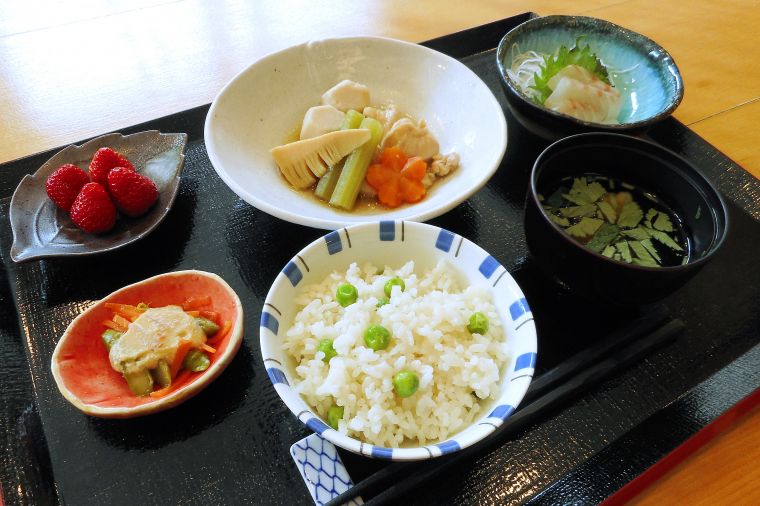 地元で採れた春野菜の春御膳