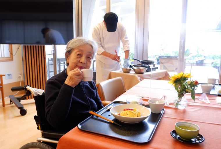 ささやきの園を眺めながらの昼食は、いつもと違って少し新鮮な気分になれます。 