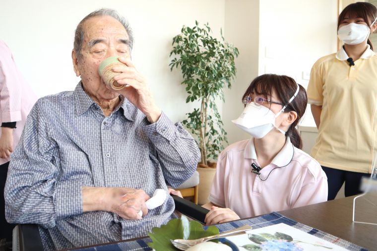 （お食事中なのでマスクを外していらっしゃいます）