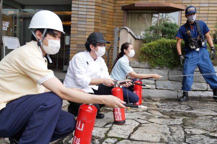 夜間火災に備えて避難訓練