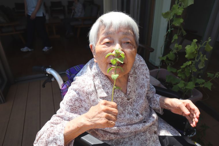 ハーブの香りを楽しんでいらっしゃるところです。(写真撮影の為、マスクを外しています) 