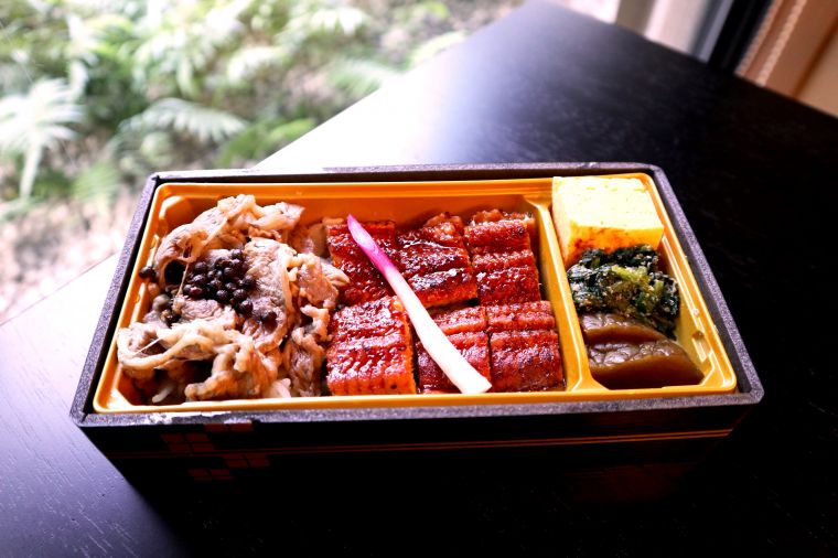 スタミナ弁当　山椒の実もたっぷりで、鰻やお肉がさっぱりスパイシーな味わいに 