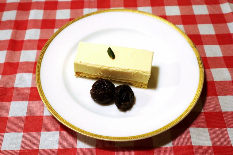 プルーンの紅茶煮も添えて　ほのかな甘さがケーキの酸味によく合います