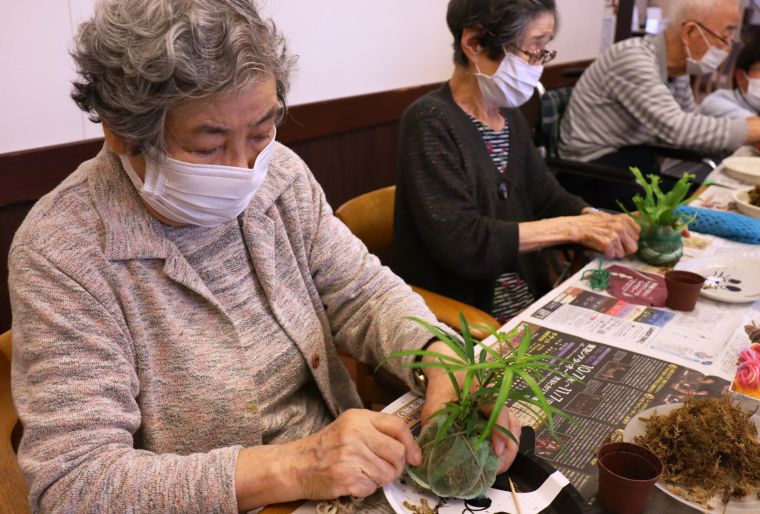 選んだ観葉植物に水苔と毛糸を巻き付けて行きます。形も色も巻き方も自由！それぞれの個性が出ますね！ 