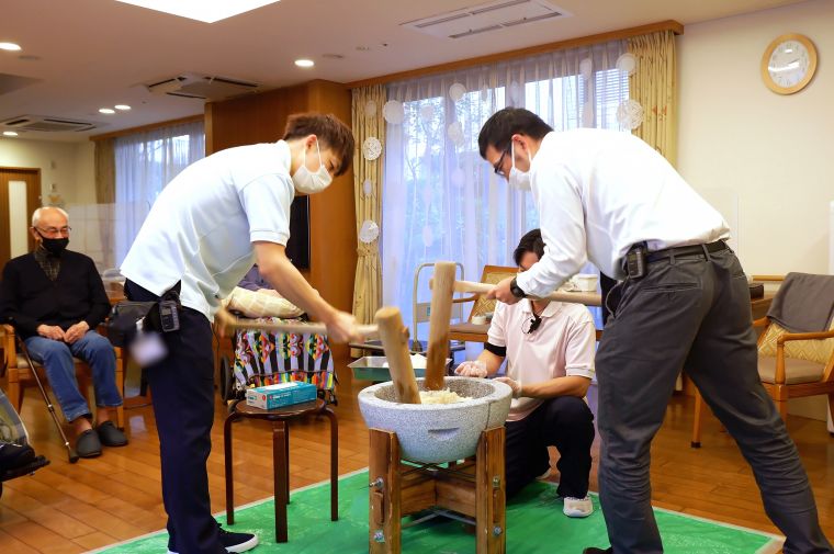 餅つき、「よいしょ～！」