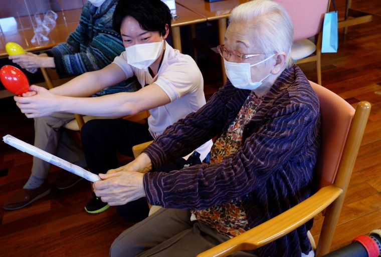 ばちを使って体操です。「剣道の様に構えて・・・えいっ!」