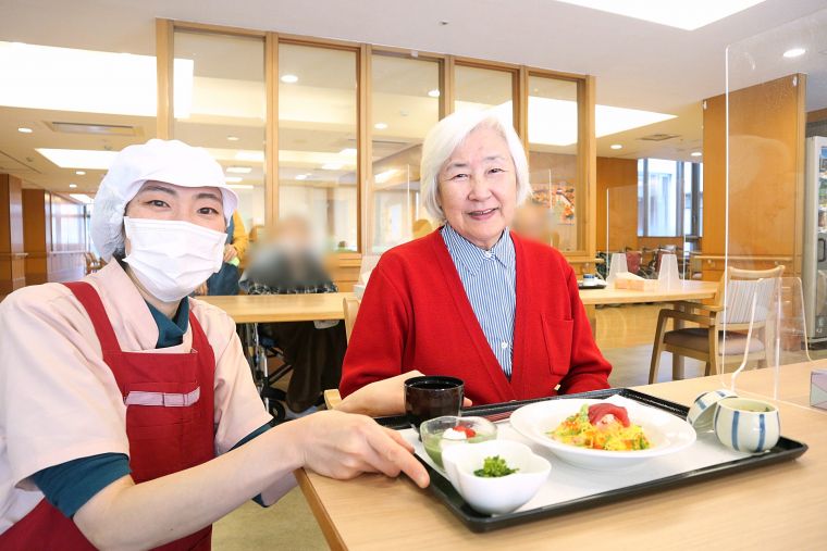 お食事の為、マスクを外しています。