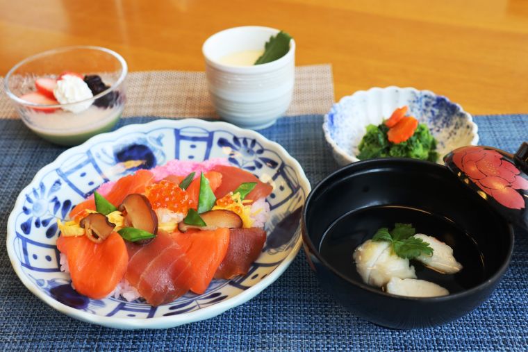 桃の節句御膳は、海鮮ちらしずし・空也蒸し・菜の花の辛子和え・すまし汁・苺抹茶プリン・・心のこもった季節の恵みを美味しくいただきました！ 