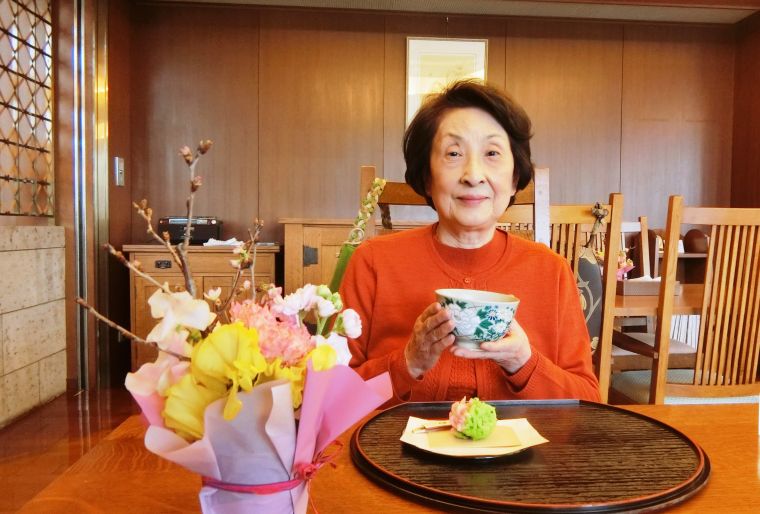 午後からは和菓子とお抹茶と共にお花見です♬※撮影のためマスクを外しています