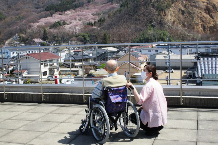 ピンクに変わり始めたキティパークを眺めて…満開になったらお花見に行きますのでお楽しみに！ （撮影のためマスクを外して頂いています。）