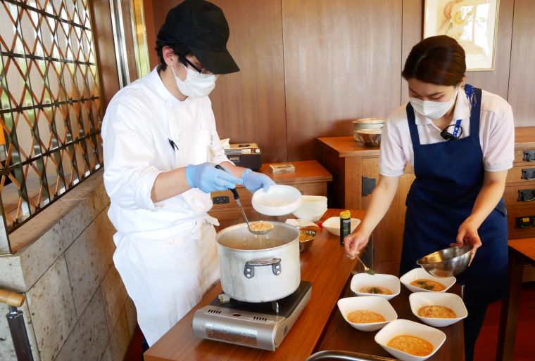 器に盛りつけ、仕上げにパルメザンチーズとパセリをかけて完成です。熱々の内にご入居者へ提供です！ 