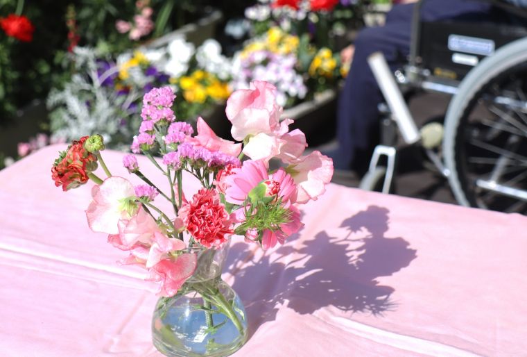 この季節、オープンキッチンの外のウッドデッキには春の花が咲き揃い、気持ち良い風に吹かれながらのお茶会も最高でした！ 