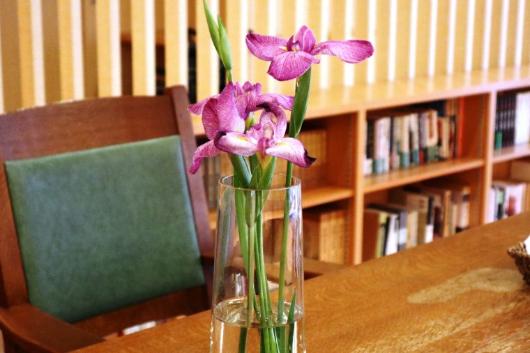 館内に飾られた花菖蒲にも風情があります 