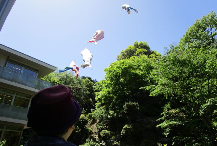 新緑のなか、日差しを受けてキラキラと泳ぐ姿がとても綺麗です。ご入居者もスタッフとお散歩に来て記念撮影してくださっていました。 