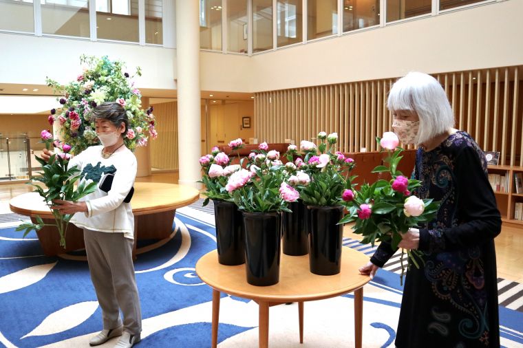  お部屋の花瓶を思い浮かべながら、お好みの色を選ばれています  