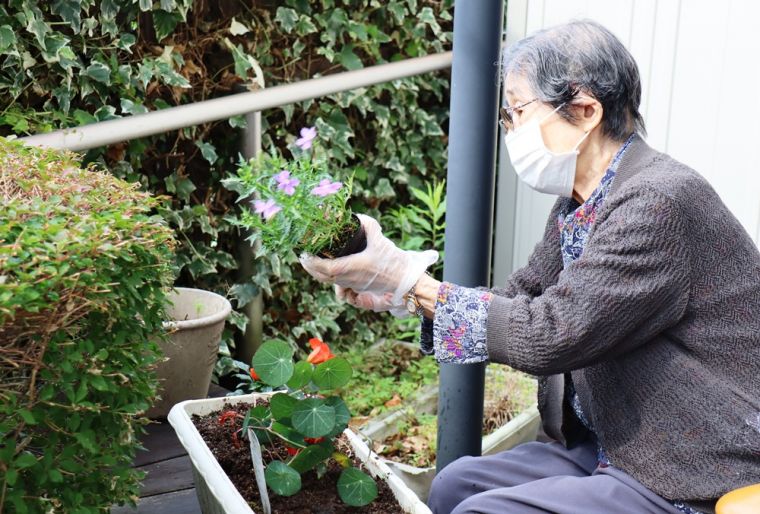 プランターに一つひとつ丁寧に植え込まれ、イメージを膨らませながら素敵な寄せ植えに仕上げてくださいました。 