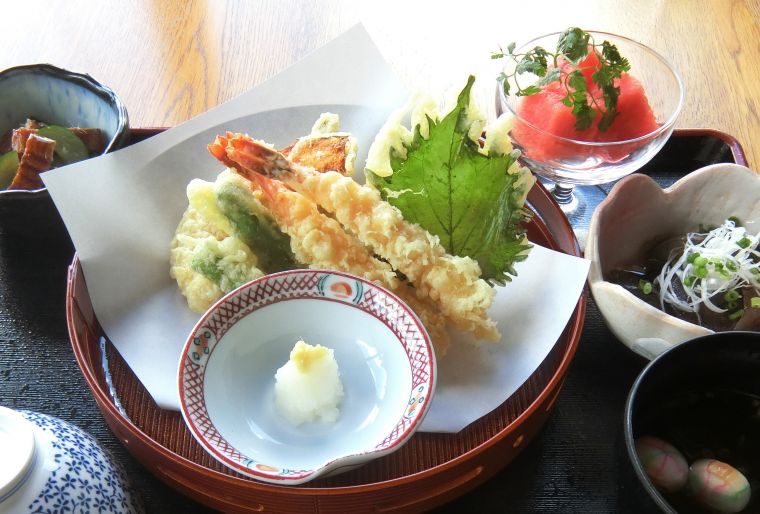 昼食には天ぷらがメインの七夕御膳を提供しました 