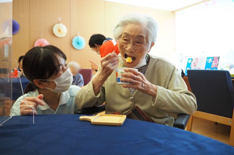 『かき氷なんて何年ぶりかしら』とご入居者皆さんに喜んでいただく事ができました。　※飲食を伴うアクティビティのため、一時的にマスクを外しています。