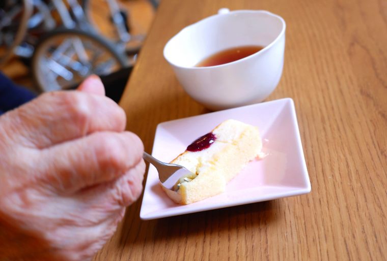 翌日のおやつはスフレチーズケーキ。ブルーベリーの甘酸っぱさが良く合います。 