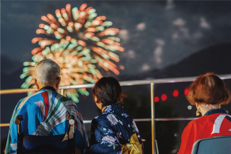 3年ぶりの花火を楽しみました。信州白雲館のすぐ近くの千曲川河川敷が打ち上げ場所で周囲の山も近いため、花火の迫力を楽しめる特等席です。 