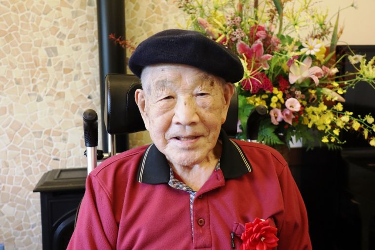 ヒュッテ最年長のご入居者様は、もうすぐ満103歳！！柔道で鍛えた身体は体重もヒュッテ一番の貫禄です♪　※撮影のためマスクを外しています 