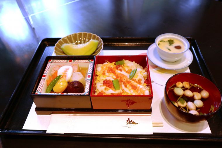 昼食の御祝膳　煮物は旬の食材が美味です 