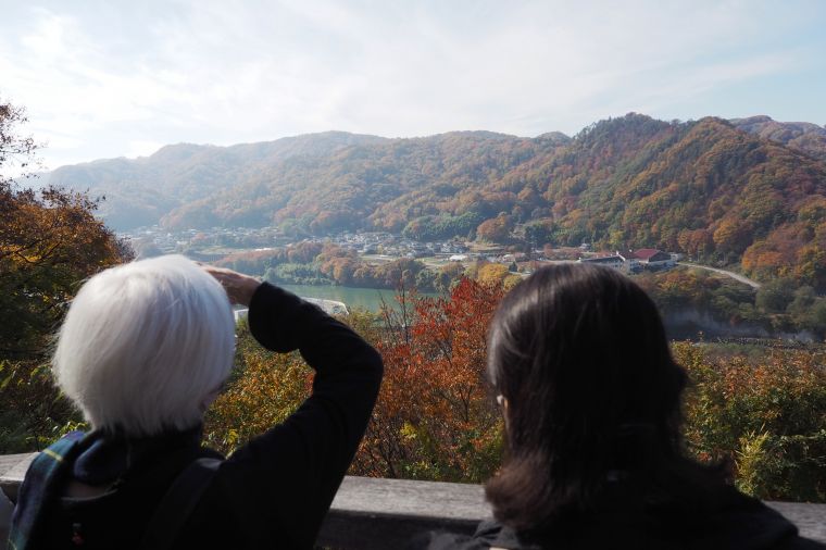 展望台の上から眼下を流れる千曲川と周囲の山々の雄大な景色を楽しみました。 