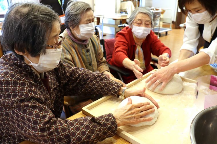 「さぁ手早くやらなきゃね」と2キロの鏡餅作りに、皆さま真剣に取り組んでくださいました！