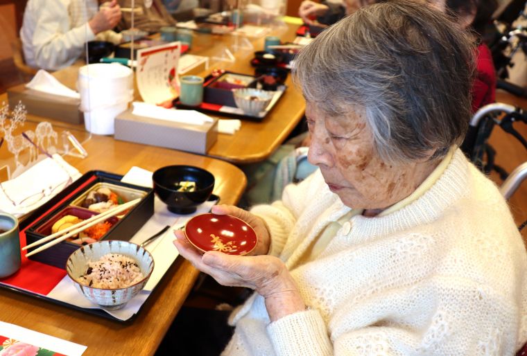 「本格的なお屠蘇でしたね！大好きなお赤飯に、お節はどれも美味しかったわ」と新年祝膳を満喫してくださいました。