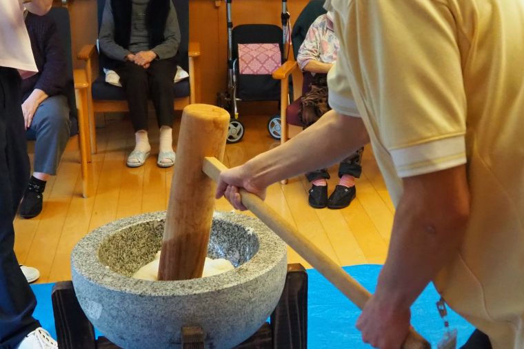 餅つきと繭玉づくり