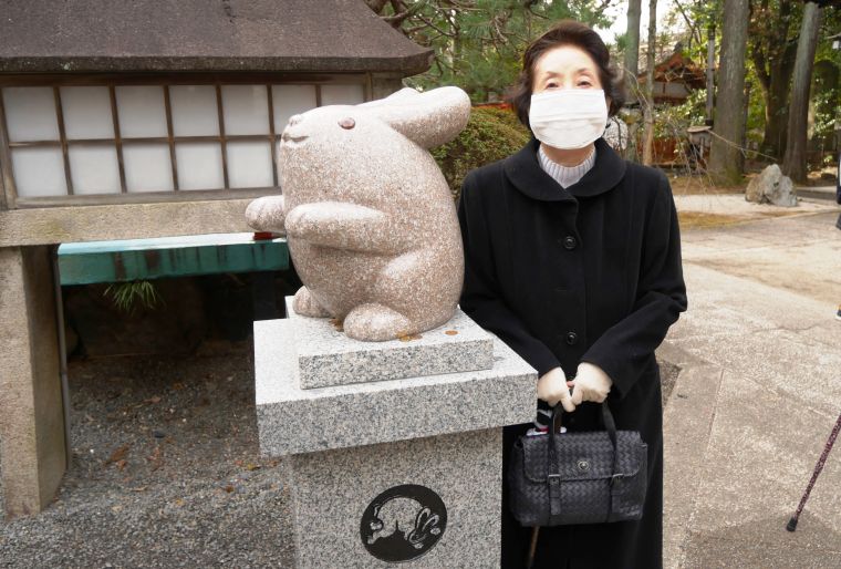 今年は卯年。かわいい狛うさぎが迎えてくれる岡崎神社への初詣です。