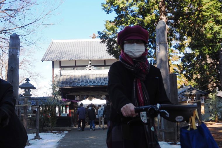 元旦の日は１日を通して穏やかな天気に恵まれ、クリスマスに降った雪も残ってはいましたが、お元気な方は歩いて参拝に出掛けることができました。