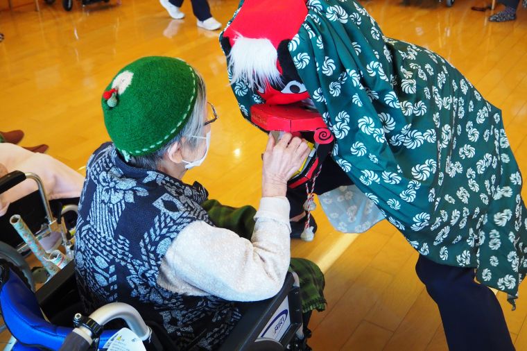 最後にスタッフが扮した獅子舞の激しい動きにご入居者皆さんから歓声が上がりました。