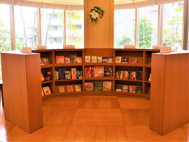 図書コーナーは、気軽に本を手に取りやすい空間になっています